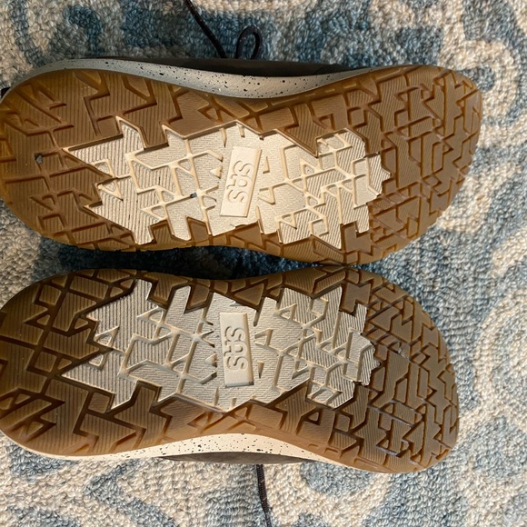 Woman Shoes - Picture 3 of 3